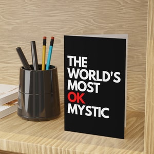 O místico mais OK do mundo | Cartão de cumprimentos dos Dungeon e dos dragões de <br> Entrega Rápida? Cartões de presente de aniversário DnD | Vale-presente Geeky para ele, ela | Pacote de 1 ou 10 (PRETO)
