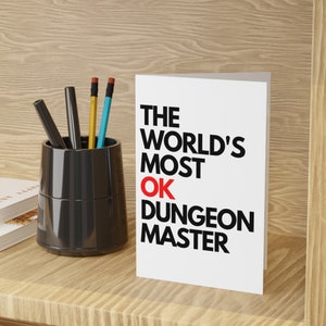 O Dungeon Master mais OK do mundo | Cartão de cumprimentos dos Dungeon e dos dragões de <br> Entrega Rápida? Cartões de presente de aniversário DnD | Cartão Geeky para ele ela | Pacote de 1 ou 10 (BLK)
