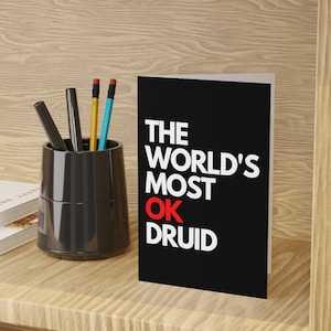 O Druida Mais OK do Mundo | Cartão de cumprimentos dos Dungeon e dos dragões de <br> Entrega Rápida? Cartões de presente de aniversário DnD | Vale-presente Geeky para ele, ela | Pacote de 1 ou 10 (PRETO)