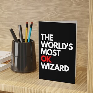 O assistente mais OK do mundo | Cartão de cumprimentos dos Dungeon e dos dragões de <br> Entrega Rápida? Cartões de presente de aniversário DnD | Vale-presente Geeky para ele, ela | Pacote de 1 ou 10 (PRETO)