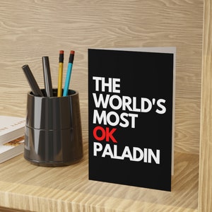 O Paladino Mais OK do Mundo | Cartão de cumprimentos dos Dungeon e dos dragões de <br> Entrega Rápida? Cartões de presente de aniversário DnD | Vale-presente Geeky para ele, ela | Pacote de 1 ou 10 (PRETO)