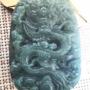 翡翠の龍ペンダント：緑と黒の石の彫刻、お守り - Etsy 日本