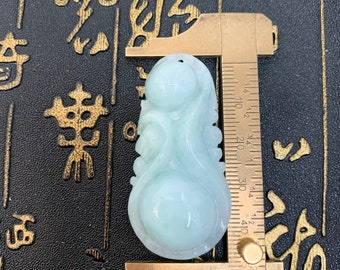 蓮の葉に魚が幸運を噛みつく様子を描いた、高品質の彫刻入り翡翠