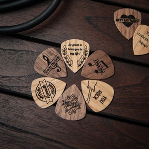 Gravierte Gitarren Plektren aus Holz Personalisierte Plektren Gitarren Geschenk Bild 1