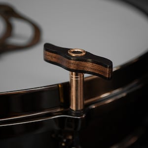 Llave de tambor imperial / Magnética / Hecha a mano / Nogal y wengué