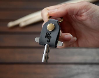 Leren drumsleutelhouder zwart met sleutel: aanpasbaar gegraveerd drummercadeau