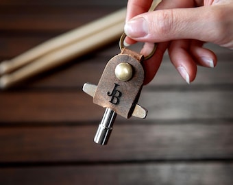 Skórzany brelok do kluczy perkusyjnych z kluczem: personalizowany grawerowany prezent dla perkusisty