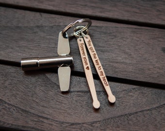 Llavero con baqueta personalizada y llave de batería de arce / Llavero de batería personalizado / Regalo musical