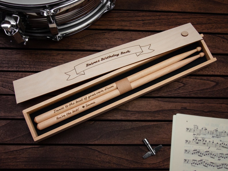 Personalisierte Drumsticks in hölzerner Geschenkbox gravierte Drumsticks Drummer Gift Engraved Box