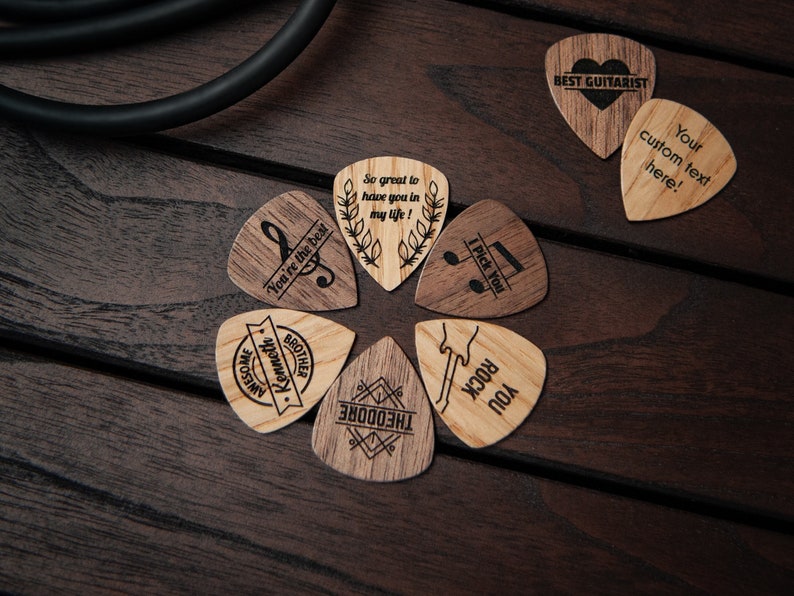 Gegraveerde houten plectrums gepersonaliseerde plectrums gitaarcadeau afbeelding 1