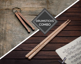 Drumsticks Combo: Gravierte Drumsticks & hölzerner Drumstick Schlüsselanhänger / personalisiertes Geschenk / Schlagzeugergeschenk