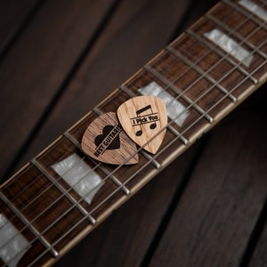 Engraved Wooden Guitar Picks Personalized Picks Guitar Gift zdjęcie 3