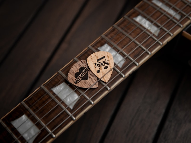 Gravierte Gitarren Plektren aus Holz Personalisierte Plektren Gitarren Geschenk Bild 3