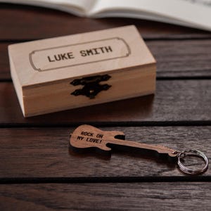 Personalisierte E-Gitarre Schlüsselanhänger Walnuss / Gitarre Geschenk / personalisiertes Musikgeschenk