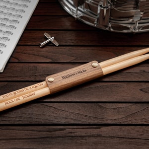 Vintage Drumsticks mit Holzhalter - Personalisiertes Geschenk - Drummer Geschenk