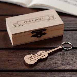 Gepersonaliseerde vioolsleutelhanger esdoorn / gitaar cadeau / gepersonaliseerd muziekcadeau