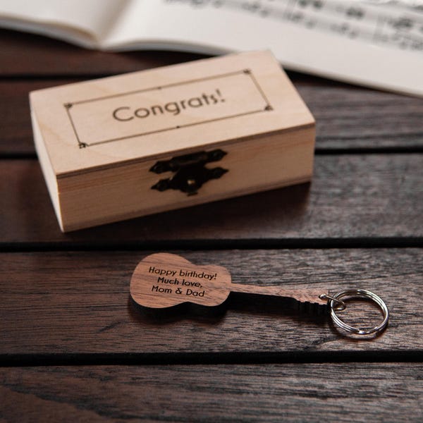 Gepersonaliseerde gitaarsleutelhanger walnoot / Gepersonaliseerde muziekcadeau / Muziekcadeau