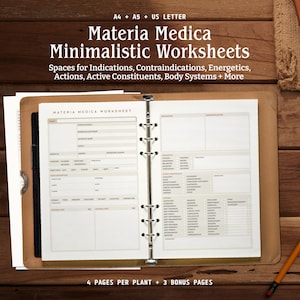 Puede incluir: Un cuaderno abierto titulado "Materia Medica Minimalistic Worksheets" está sobre una superficie de madera. Las páginas tienen espacios para notas. Un lápiz está sobre la superficie. El texto incluye "Spaces for Indications, Contraindications, Energetics, Actions, Active Constituents, Body Systems + More."