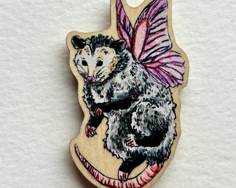 Pin o imán de madera de hada zarigüeya – Accesorios Cryptid de Cottagecore