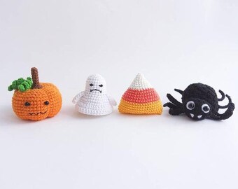 以下が含まれることがあります： かぼちゃ、幽霊、キャンディーコーン、クモなど、5つのクロシェ編みハロウィンデコレーションのセット。デコレーションはすべて小さく、かわいらしく幻想的なスタイルです。