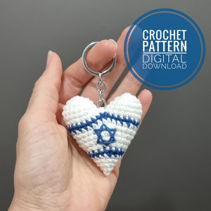 Puede incluir: Patrón de crochet para un llavero en forma de corazón con los colores de la bandera israelí y una estrella de David. El patrón está disponible para descargar digitalmente.