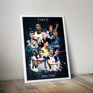 Può includere: Un collage di calciatori con divise blu e bianche, su uno sfondo blu con schizzi di vernice bianca. Il testo "THFC" e "2024/2025" è visibile.
