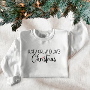 Nur ein Mädchen, das Weihnachten T-Shirt liebt, Weihnachts-Shirt für Frauen, Feiertags-T-Shirt, Mitarbeiter-Weihnachtsgeschenk, Weihnachts-T-Shirt, Feiertags-Sweatshirt