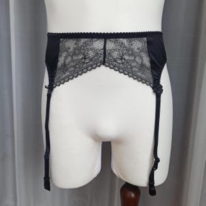 Harnais Et Bandes De Cuisses En Satin Rose - Marque Yes Mistress - Taille 28 à 38 Pouces