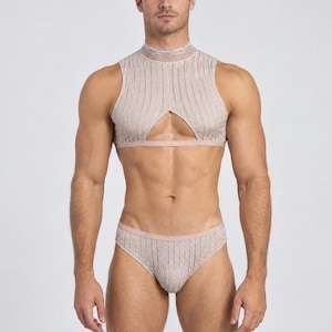 Peut inclure: Un haut court sans manches beige avec un col montant et une texture côtelée verticale, doté d'une découpe triangulaire au centre de la poitrine, accompagné d'un slip échancré assorti présentant le même tissu côtelé vertical beige.