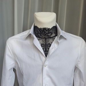 Pode incluir: Uma camisa branca de bot&otilde;es com uma gola de renda preta.