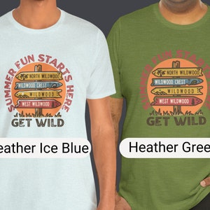 Pu&ograve; includere: Due magliette melange, una blu ghiaccio e una verde, ciascuna con una grafica circolare. La grafica include il testo "Summer Fun Starts Here" e "Get Wild". Sotto il testo ci sono quattro segnali direzionali.