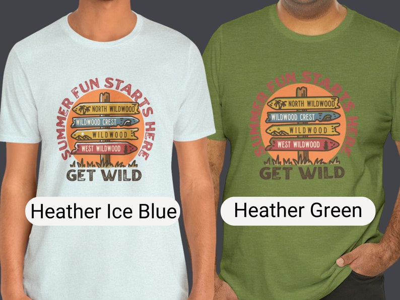Pu&ograve; includere: Due magliette melange, una blu ghiaccio e una verde, ciascuna con una grafica circolare. La grafica include il testo "Summer Fun Starts Here" e "Get Wild". Sotto il testo ci sono quattro segnali direzionali.
