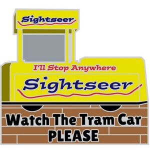 Puede incluir: Gr&aacute;fico amarillo y marr&oacute;n de un tranv&iacute;a con la palabra "Sightseer" en azul y rojo. El texto "I'll Stop Anywhere" est&aacute; encima de la palabra "Sightseer". Las palabras "Watch The Tram Car PLEASE" est&aacute;n en la parte inferior.