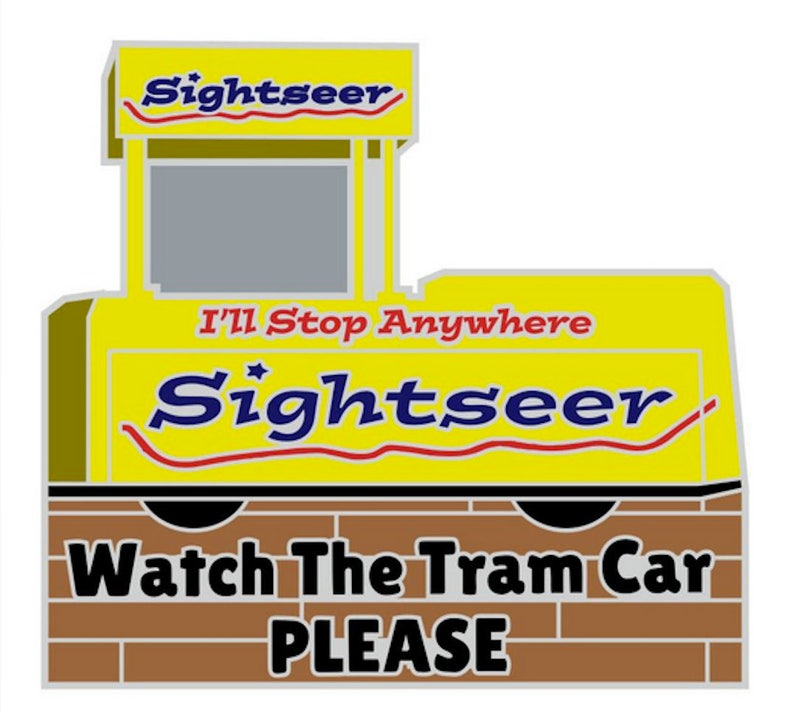 Puede incluir: Gr&aacute;fico amarillo y marr&oacute;n de un tranv&iacute;a con la palabra "Sightseer" en azul y rojo. El texto "I'll Stop Anywhere" est&aacute; encima de la palabra "Sightseer". Las palabras "Watch The Tram Car PLEASE" est&aacute;n en la parte inferior.