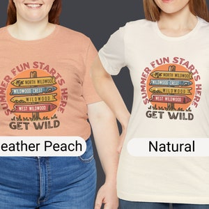 Pu&ograve; includere: Due magliette, una color pesca melange e una naturale, con una grafica che recita "Summer Fun Starts Here" e cartelli direzionali che puntano a North Wildwood, Wildwood Crest, Wildwood e West Wildwood. La frase "Get Wild" &egrave; sotto.