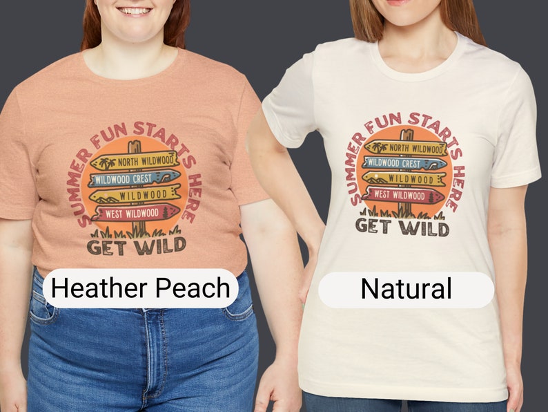 Pu&ograve; includere: Due magliette, una color pesca melange e una naturale, con una grafica che recita "Summer Fun Starts Here" e cartelli direzionali che puntano a North Wildwood, Wildwood Crest, Wildwood e West Wildwood. La frase "Get Wild" &egrave; sotto.