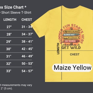 Pu&ograve; includere: T-shirt unisex giallo mais a maniche corte con grafica "Summer Fun Starts Here" con segnali direzionali. La tabella delle taglie mostra le misure di petto e lunghezza in cm.