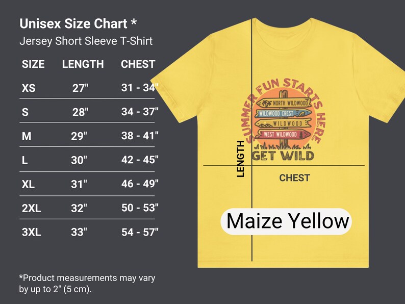 Pu&ograve; includere: T-shirt unisex giallo mais a maniche corte con grafica "Summer Fun Starts Here" con segnali direzionali. La tabella delle taglie mostra le misure di petto e lunghezza in cm.
