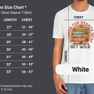 Pu&ograve; includere: T-shirt unisex bianca a maniche corte in jersey con una grafica che recita "Summer Fun Starts Here" con segnali direzionali. La tabella delle taglie mostra misure del torace da 79 cm a 145 cm e lunghezze da 69 cm a 84 cm.