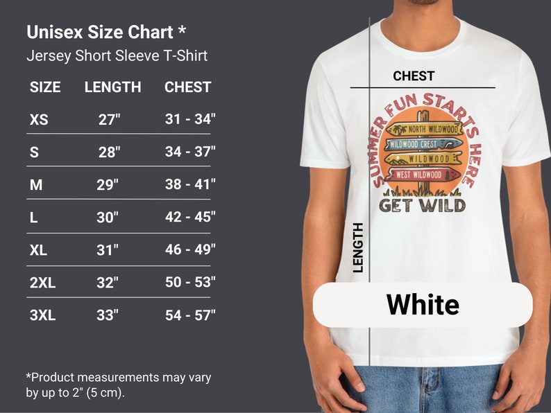 Pu&ograve; includere: T-shirt unisex bianca a maniche corte in jersey con una grafica che recita "Summer Fun Starts Here" con segnali direzionali. La tabella delle taglie mostra misure del torace da 79 cm a 145 cm e lunghezze da 69 cm a 84 cm.