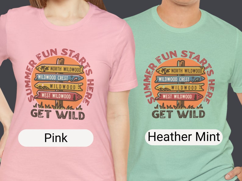 Pu&ograve; includere: T-shirt rosa e verde menta con una grafica che recita "Summer Fun Starts Here" attorno a un cartello stradale con nomi di destinazioni. Le magliette sono a girocollo.