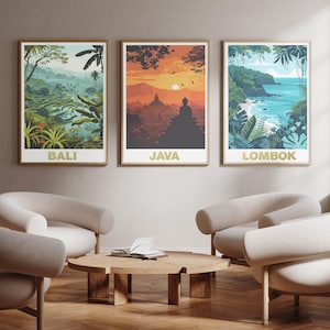 Può includere: Tre stampe artistiche incorniciate raffiguranti paesaggi di Bali, Java e Lombok. La stampa di Bali mostra terrazze di riso, quella di Java un tempio al tramonto e quella di Lombok una scena costiera. Ogni stampa ha una cornice dorata e testo in basso.