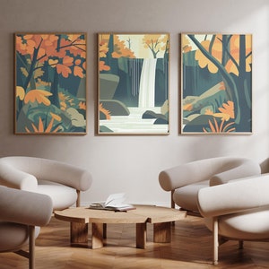 Könnte beinhalten: Drei gerahmte Illustrationen einer Waldszene mit einem Wasserfall. Die Illustrationen sind in einer gedämpften Farbpalette aus Grün, Braun und Orange gehalten. Die Illustrationen hängen an einer hellbeigen Wand.