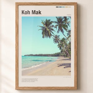 Peut inclure: Une affiche encadrée représentant une photographie d'une plage tropicale à Koh Mak, en Thaïlande. L'image montre des palmiers penchés au-dessus d'une plage de sable, une eau turquoise et un ciel clair. L'affiche inclut le texte Koh Mak et Thailand.