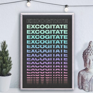 Könnte beinhalten: Ein schwarz-weißes Poster mit dem Wort "Excogitate", das in einem Farbverlauf von Blau, Grün und Rosa wiederholt wird. Das Poster ist gerahmt und hängt an einer Wand mit einem kleinen Topfbaum und einer Steinbuddha-Statue davor.