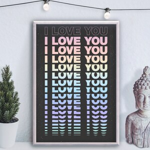 Könnte beinhalten: Ein schwarz-weißes Poster mit dem Text "I LOVE YOU", der in Regenbogenfarben wiederholt wird.