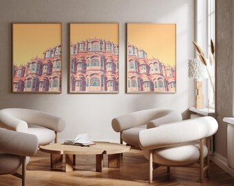 Op de afbeelding: Een drieluik van ingelijste muurkunstprints met een gedetailleerde illustratie van het Hawa Mahal in Jaipur, India. Het kunstwerk toont de iconische roze zandstenen gevel met talloze boogramen tegen een effen gele luchtachtergrond.
