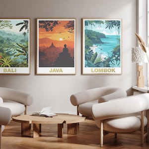 Peut inclure: Trois affiches murales verticales présentant des illustrations de paysages d'Indonésie. L'affiche de gauche montre les rizières de Bali, celle du centre un coucher de soleil à Java avec une silhouette, et celle de droite une côte de Lombok.