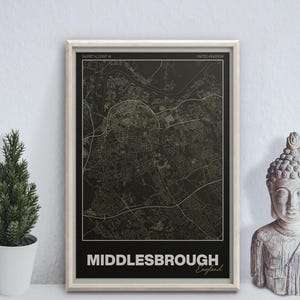 Könnte beinhalten: Gerahmter Kartendruck von Middlesbrough, England, in Schwarz und Gold. Die Karte zeigt das Layout der Stadt mit Straßen und Wegen. Der Druck befindet sich in einem weißen Rahmen, mit dem Stadtnamen unten.