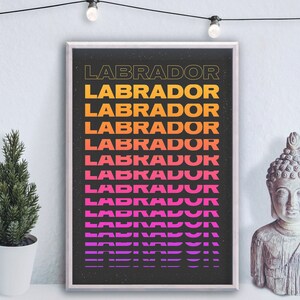 Könnte beinhalten: Ein schwarz-weißes Poster mit dem Wort "Labrador", das in einem Farbverlauf von Pink, Orange und Gelb wiederholt wird.